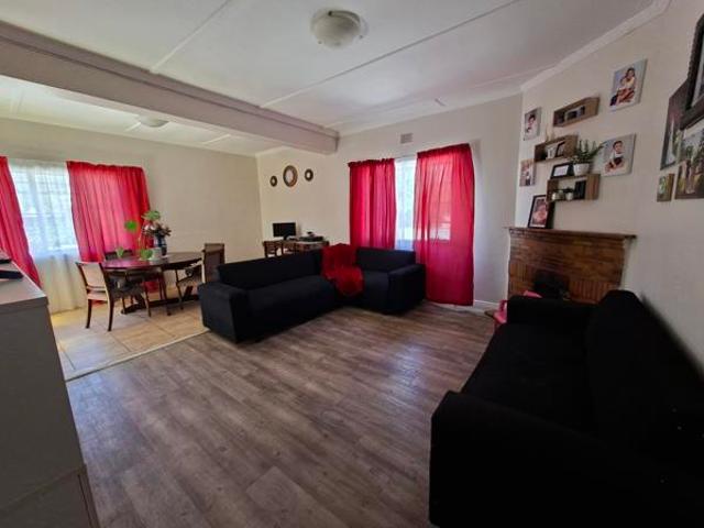 5 Bedroom House in Roux Park