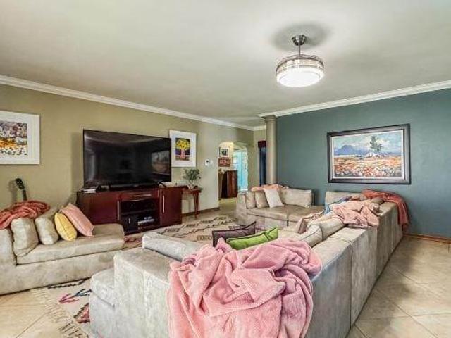 5 Bedroom House in Roylglen Gardens