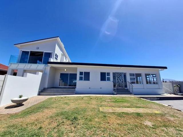 5 Bedroom House in Reebok