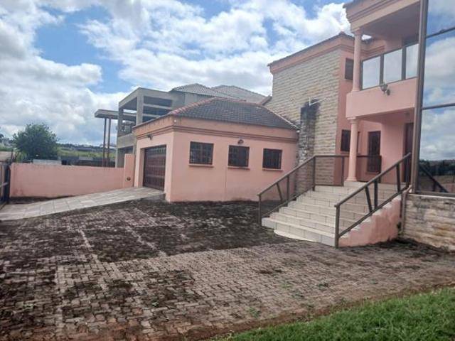 5 Bedroom House in Riverside Estate