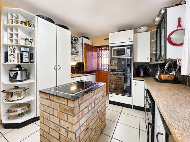 5 Bedroom House in Wavecrest