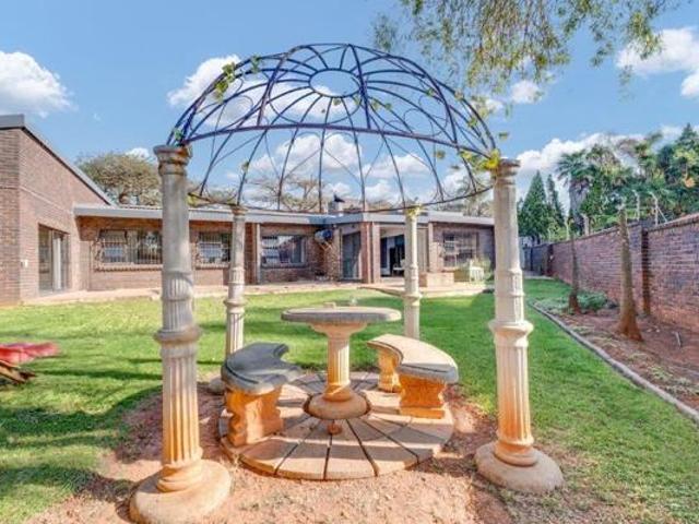 5 Bedroom House in Weltevreden Park
