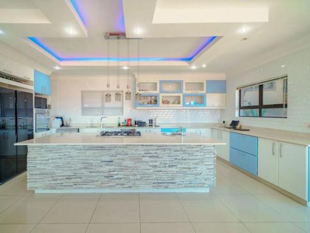 5 Bedroom House in Westbrook
