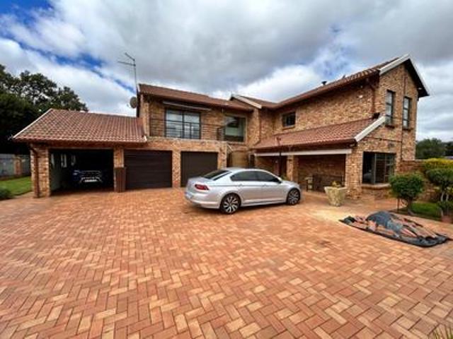 5 bedroom house on the market helderwyk