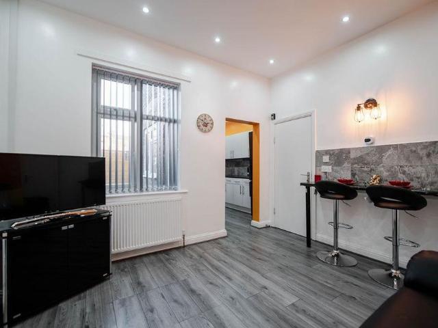 5 bedroom house of multiple occupation to rent