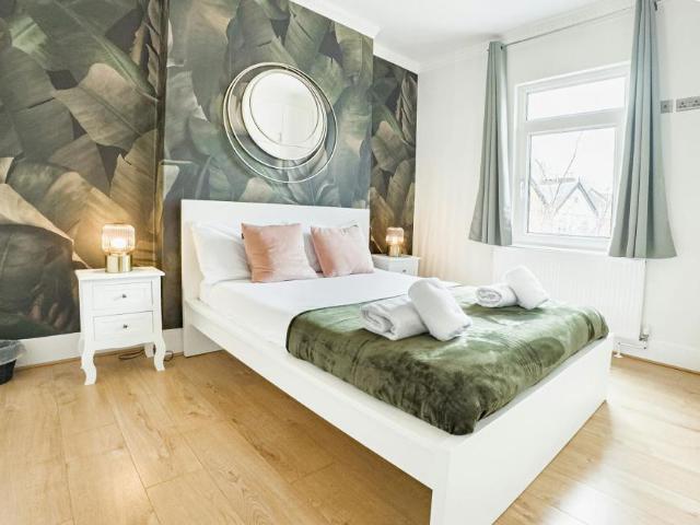 5 Bedroom House London London 90122333
