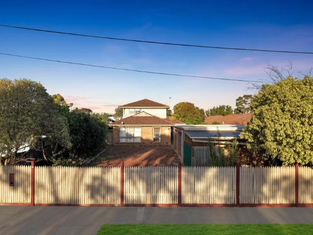 5 Bedroom House Melton VIC 101583087