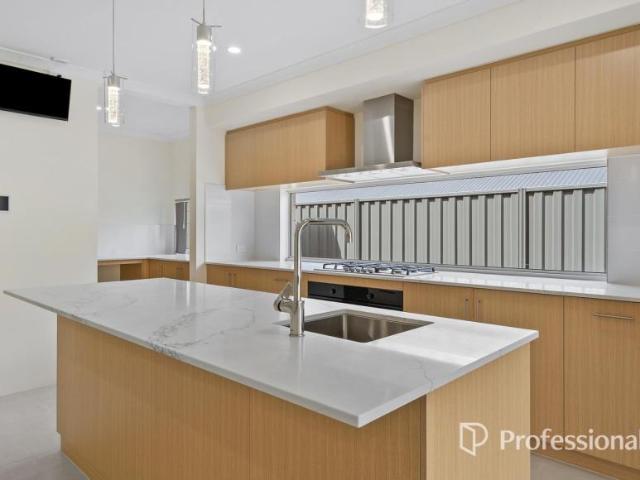 5 Bedroom House South Guildford WA 105990377