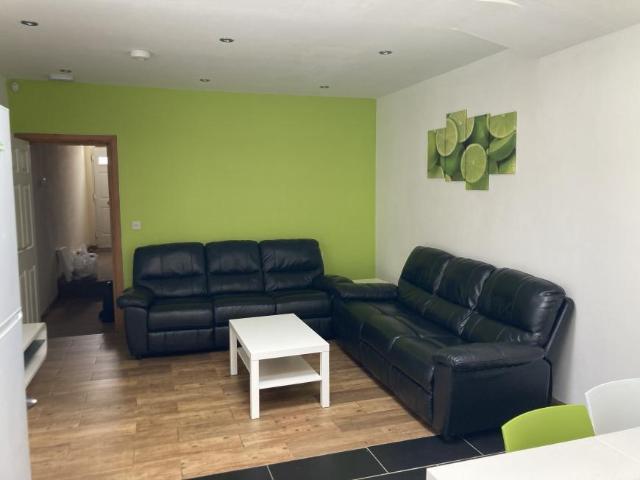 5 Bedroom House Selly Oak West Midlands 104986036