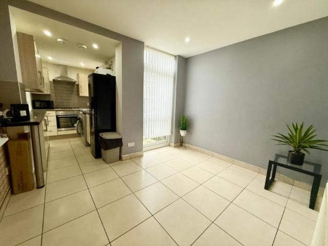 5 bedroom House share To Let