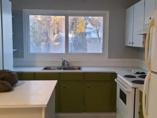 5 Bedroom House Sherwood Park AB 105023286