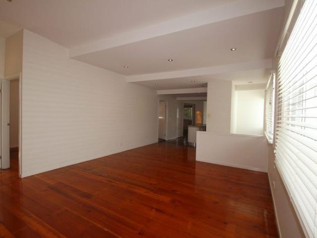 5 BEDROOM HOUSE, SHORT WALK TO WOODY POINT WATER FRONT