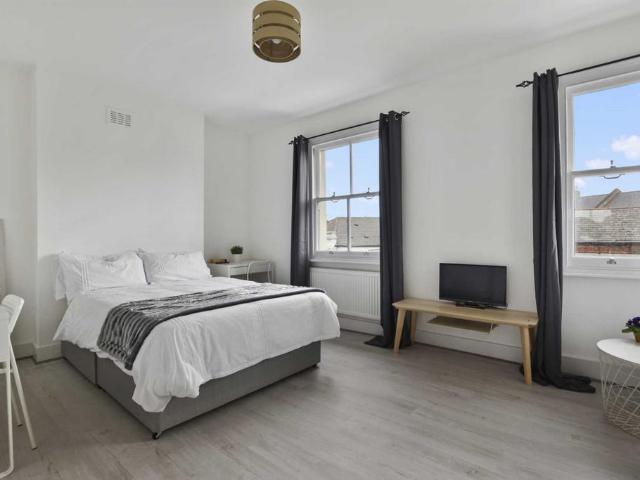 5 Bedroom House, Stanley Grove. 5 bed townhouse to rent £4,800 pcm £1,108 pw