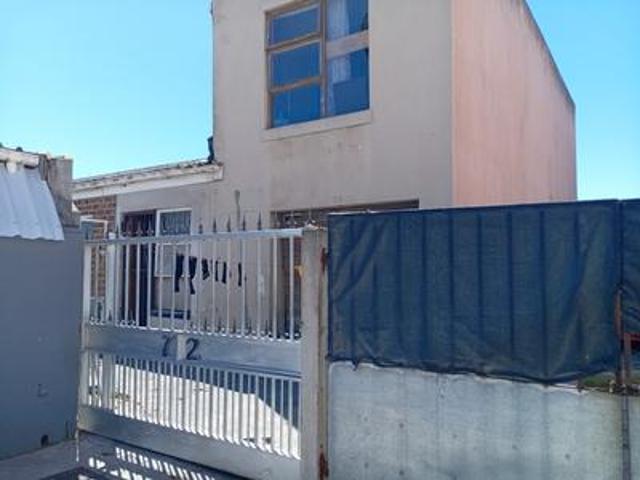 5 bedroom house with garage