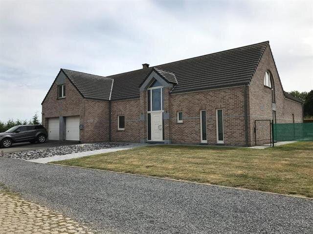 5 bedroom house with garage garden parking and swimming pool