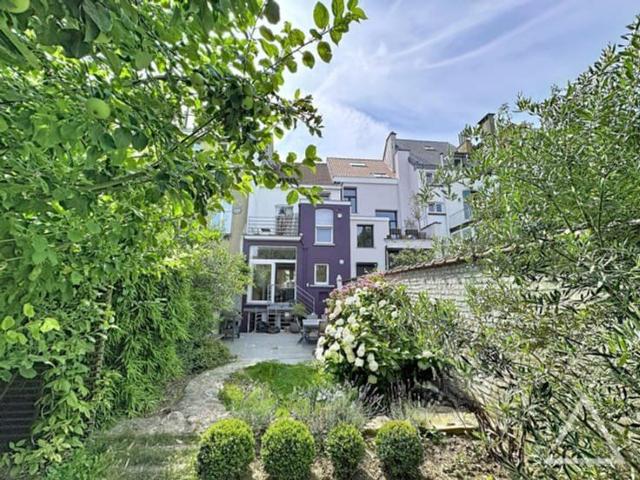 5 bedroom house with garden