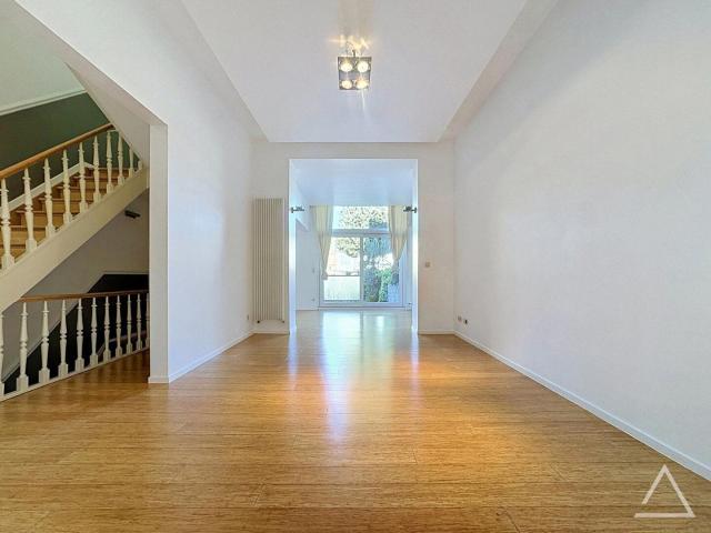 5 bedroom house with garden