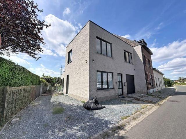 5 Bedroom House with Office and 200 m² Garden