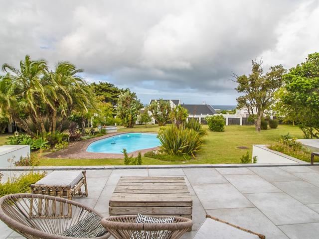 5 Bedroom House To Let in St Francis Bay Village