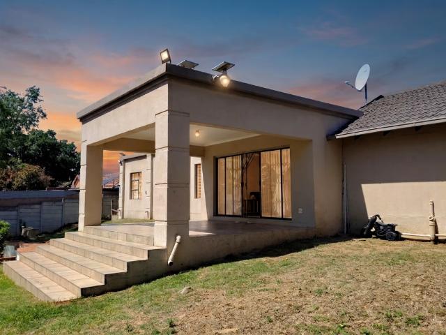 5 Bedroom House To Let in Weltevreden Park