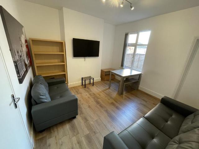 5 bedroom house to rent