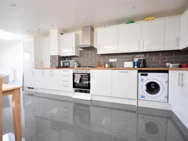 5 bedroom house to rent