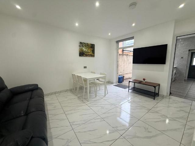 5 bedroom house to rent