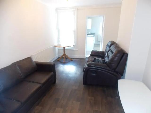 5 bedroom house to rent