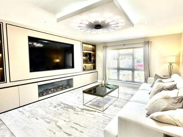 5 bedroom detached house to rent