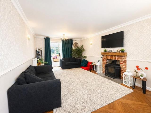 5 bedroom house to rent