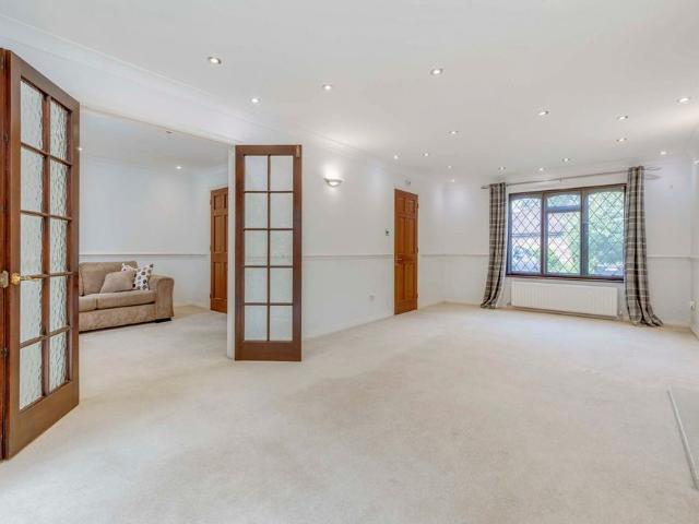 5 bedroom house to rent Hedingham Close, Horley, Surrey, RH6