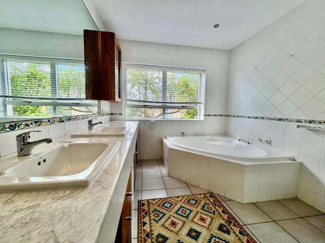 5 Bedroom House To Rent in Waterkloof Ridge