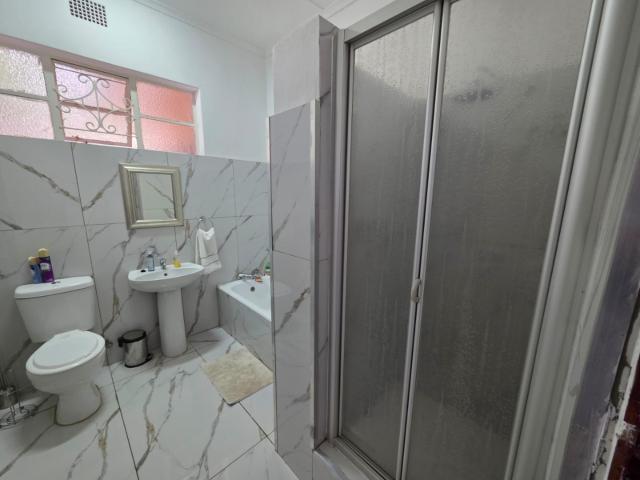 5 Bedroom House To Rent in Waterkloof