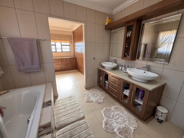 5 Bedroom House To Rent in Willowbrook