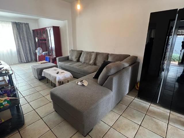 5 Bedroom House To Rent in Crown Gardens