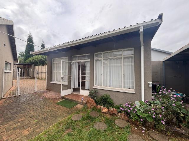 5 Bedroom House To Rent in Farrarmere