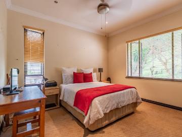 5 Bedroom House To Rent in Kloof
