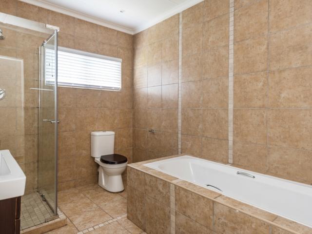 5 Bedroom House To Rent in Lakeside