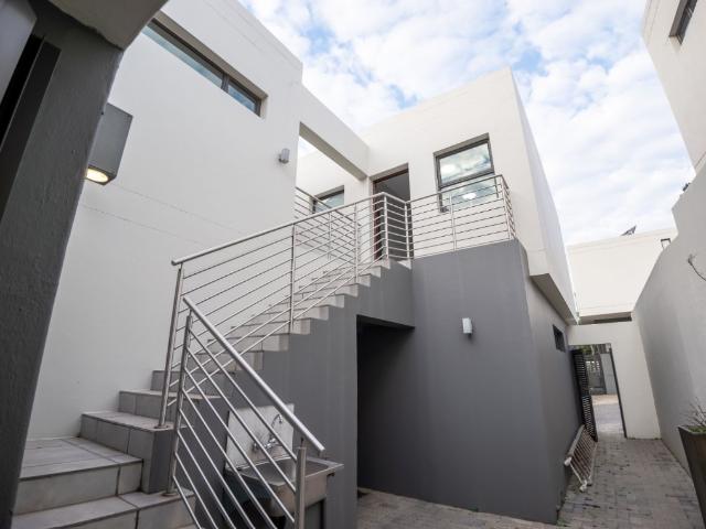 5 Bedroom House To Rent in Sandown