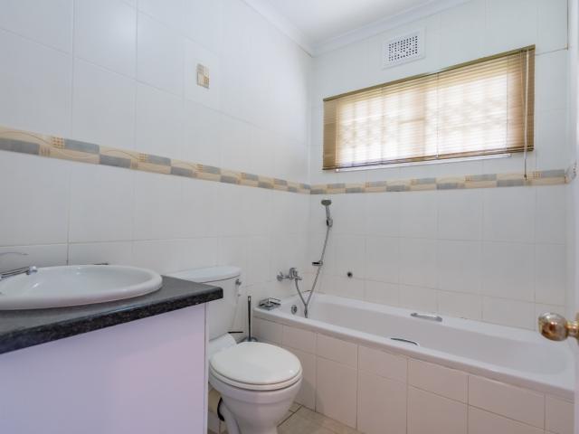 5 Bedroom House To Rent in Somerset Park