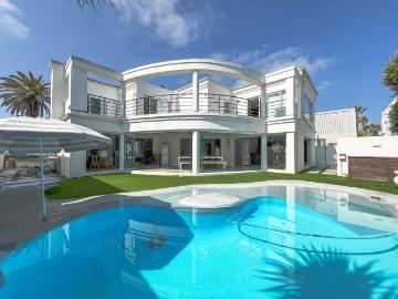 5 Bedroom House To Rent in Sunset Beach