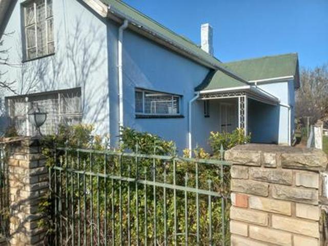 5 bedroom home with outside flat for sale