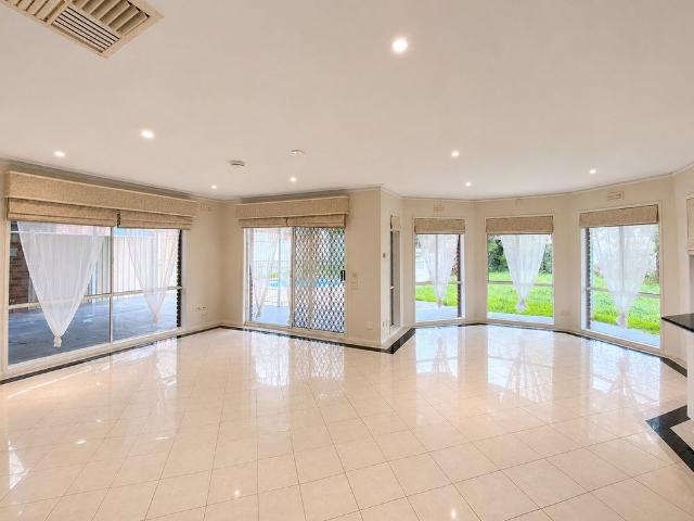 5 bedroom home with pool in Kialla Lakes