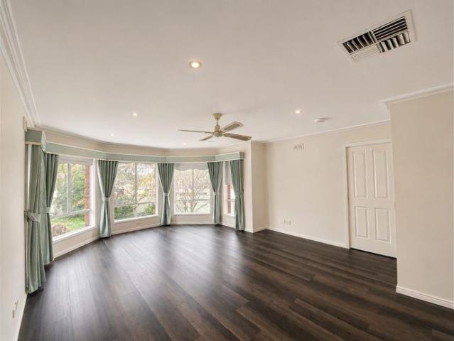 5 bedroom home with pool in Kialla Lakes