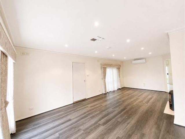 5 bedroom home with pool in Kialla Lakes