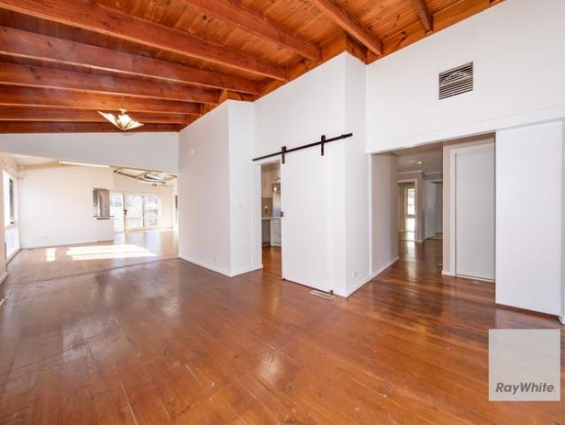 5 Bedroom Home In Keilor Downs!