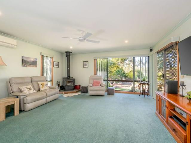 5 BEDROOM HOME IN MOOROOPNA!