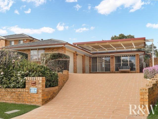 5 Bedroom Home in Sought After Minchinbury 611m2