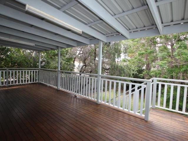 5 BEDROOM HOME & JUST A SHORT WALK TO WOODY POINT WATER FRONT