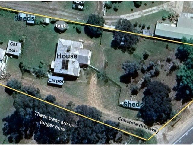 5 bedroom home on a large 3000m2 block in town